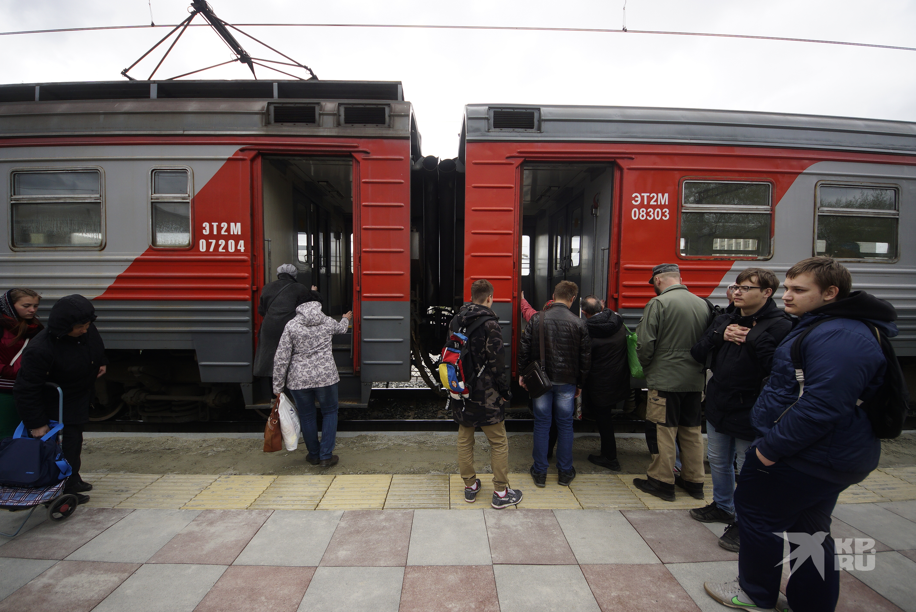 Из-за обрыва контактной сети под Рязанью в пробку попали поезда и  электричка - KP.RU